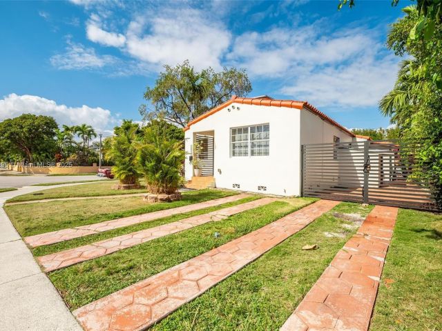 Home for sale at 2039 SW 17th St - photo 5832645