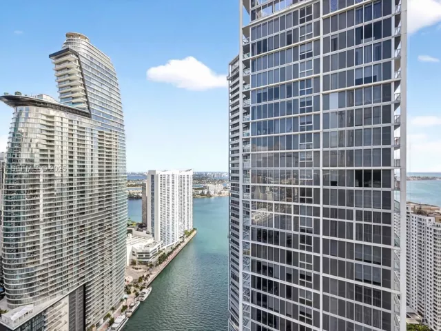 2-bedroom condo for sale in Miami - 485 Brickell Ave 4402 - MondialRealty