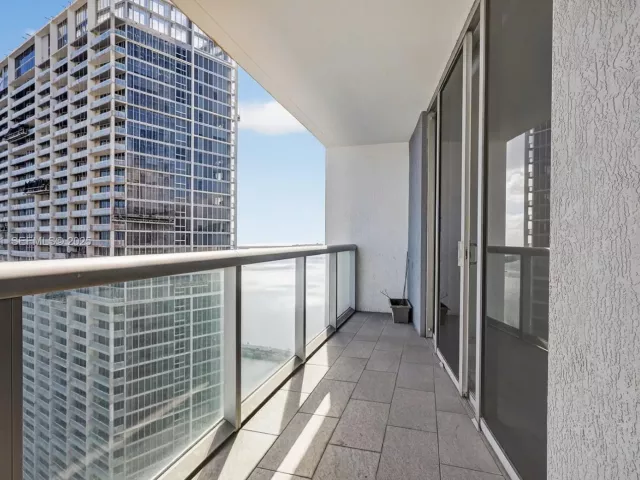 2-bedroom condo for sale in Miami - 485 Brickell Ave 4402 - MondialRealty