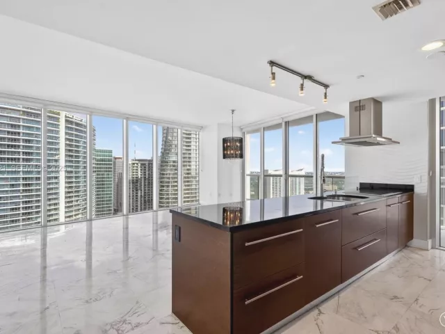 2-bedroom condo for sale in Miami - 485 Brickell Ave 4402 - MondialRealty