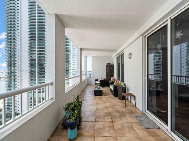 Apartment for sale  Unit #1801 - photo 5619838