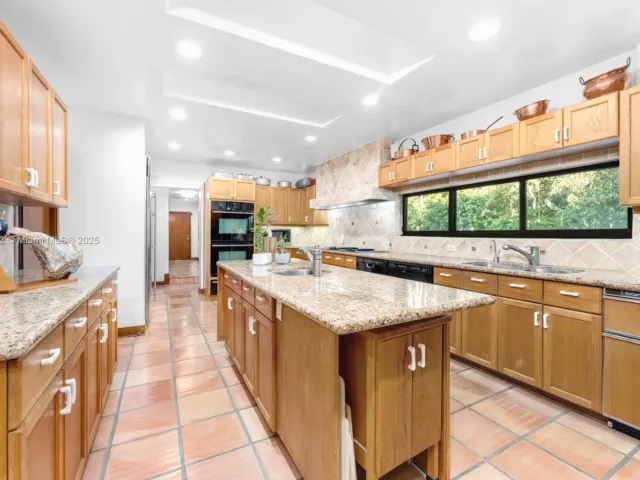 7-bedroom home for sale in Coral Gables - 9490 Old Cutler Ln - MondialRealty