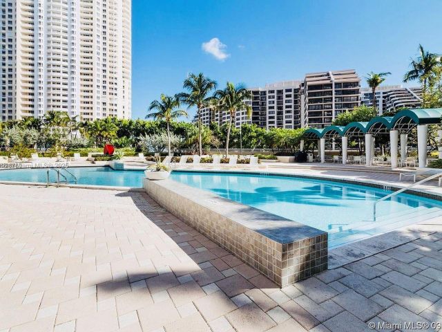 Apartment for rent  Unit #600 - photo 5625178