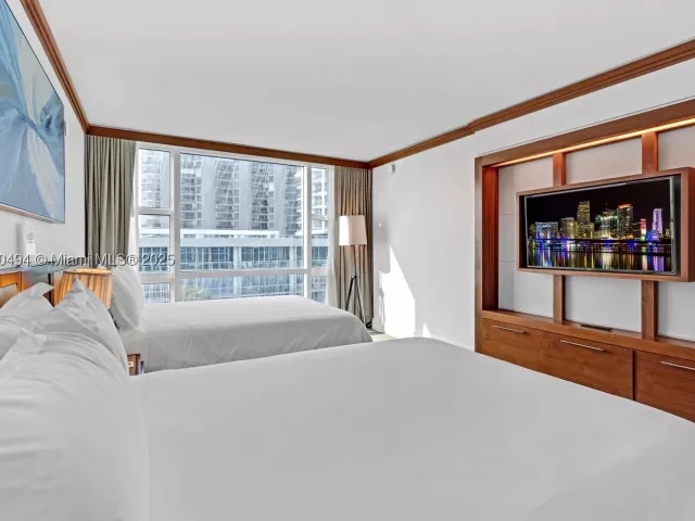 1-bedroom condo for sale in Miami Beach - 6801 Collins Ave 608 (door 616) - MondialRealty
