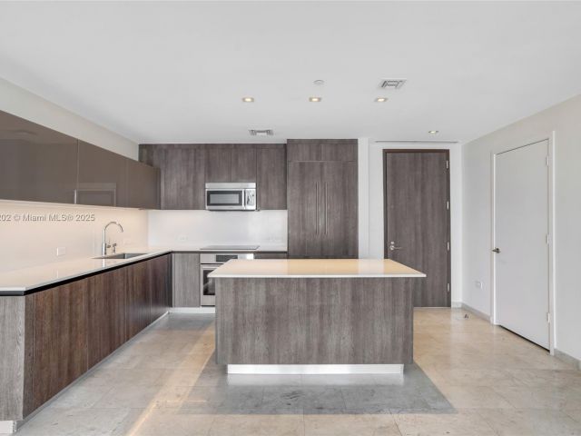 Apartment for sale  Unit #2010 - photo 5608444