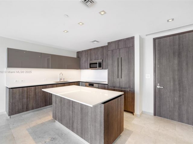 Apartment for sale  Unit #2010 - photo 5608447