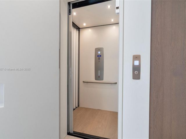 Home for sale at 960 Mariner Dr - photo 5573976