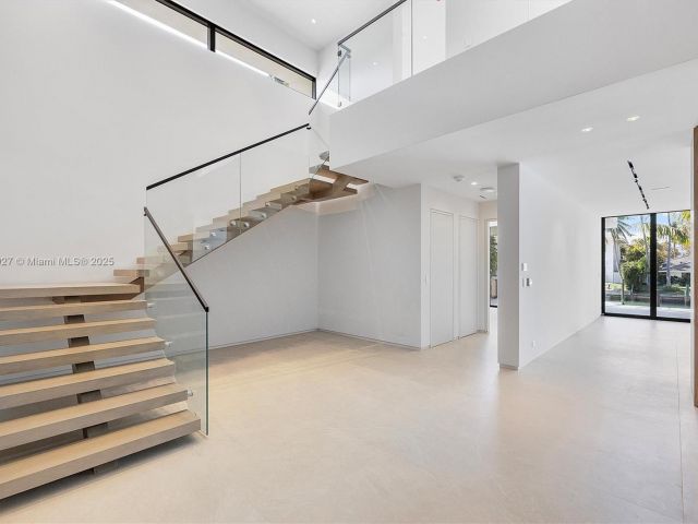 Home for sale at 960 Mariner Dr - photo 5573982