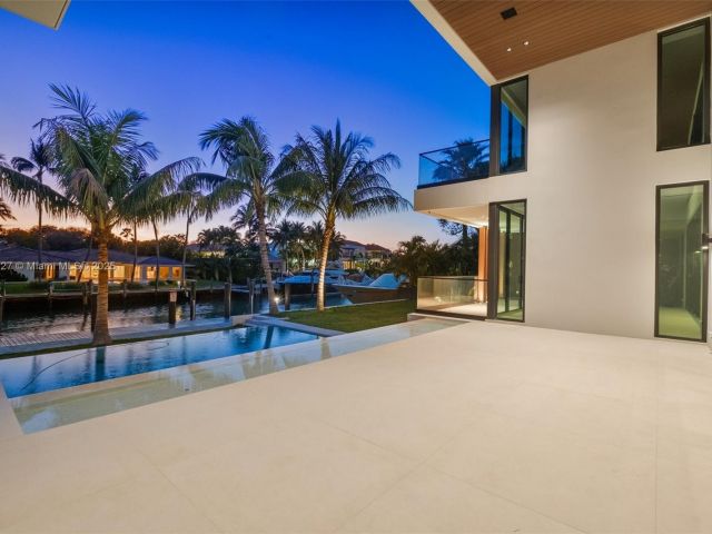 Home for sale at 960 Mariner Dr - photo 5573990