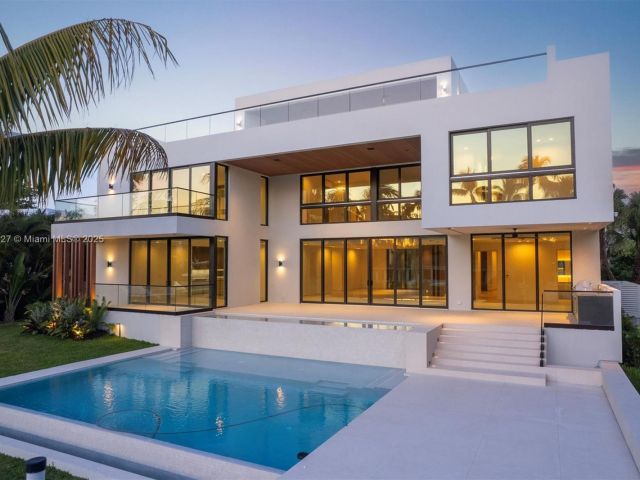 Home for sale at 960 Mariner Dr - photo 5573992