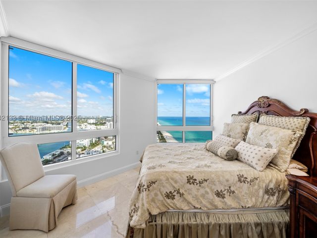 3-bedroom condo for sale in Miami Beach - 6365 Collins Ave 3801 - MondialRealty