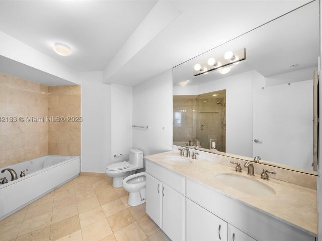 3-bedroom condo for sale in Miami Beach - 6365 Collins Ave 3801 - MondialRealty