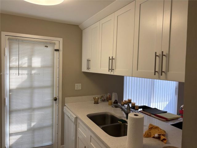 Home for rent at 10806 N Kendall Dr P-26 - photo 7429407