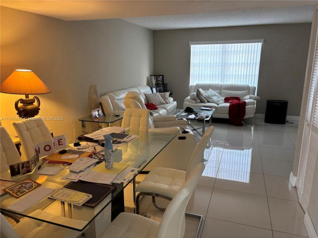 Home for rent at 10806 N Kendall Dr P-26 - photo 7429412