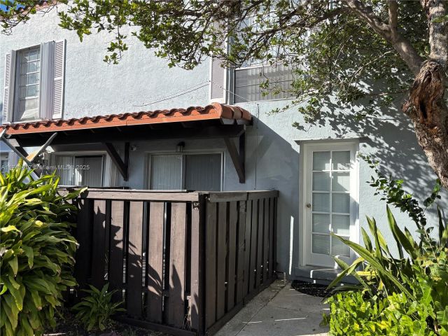 Home for rent at 10806 N Kendall Dr P-26 - photo 7429417