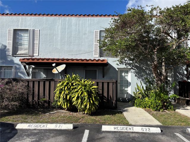 Home for rent at 10806 N Kendall Dr P-26 - photo 7429419