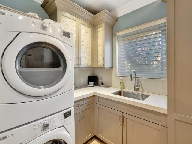 Home for sale at 815 IDLEWYLD DR - photo 6211667