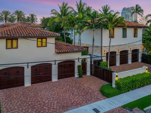 Home for sale at 815 IDLEWYLD DR - photo 6211682