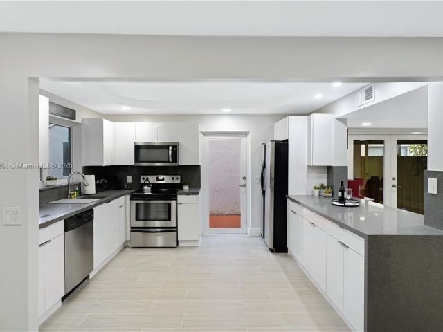 Home for rent at 6863 SW 104th Ct - photo 6186287