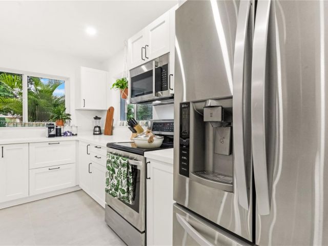 Home for rent at 191 SE 13th Ave - photo 5542392