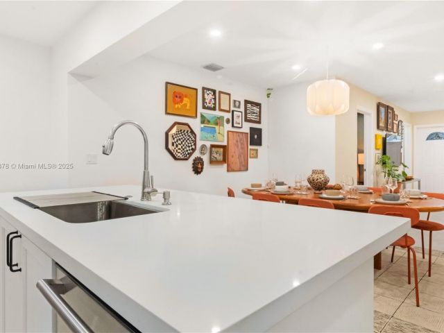 Home for rent at 191 SE 13th Ave - photo 5542393