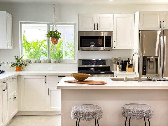 Home for rent at 191 SE 13th Ave - photo 5542395