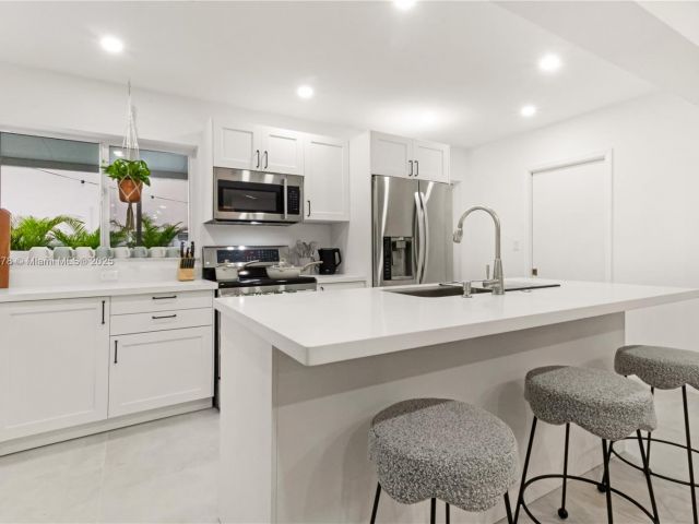 Home for rent at 191 SE 13th Ave - photo 5542401