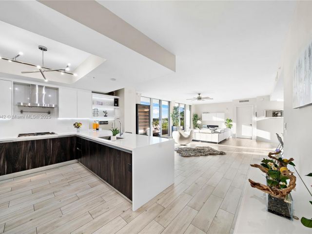 Apartment for sale  Unit #605 - photo 5741442