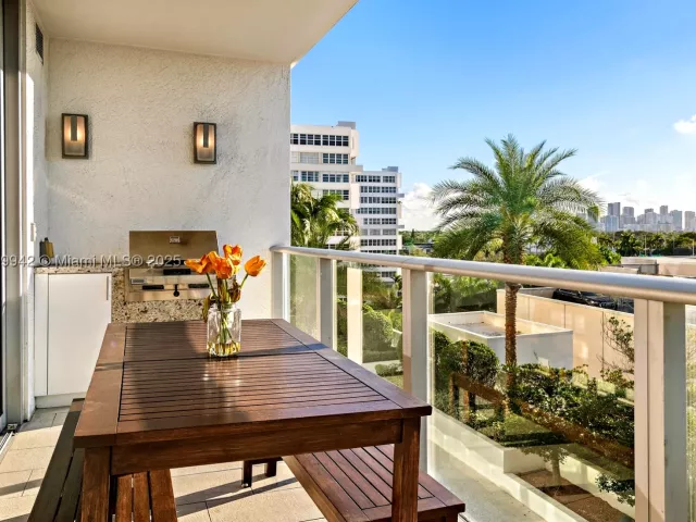 2-bedroom condo for sale in Fort Lauderdale - 1180 N Federal Hwy 605 - MondialRealty