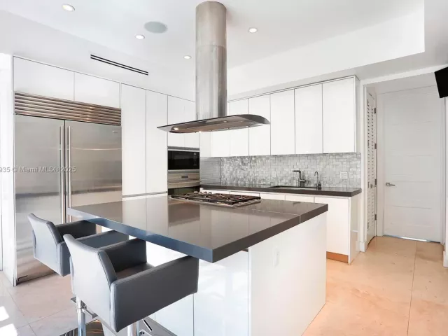 5-bedroom home for rent in Key Biscayne - 573 Warren Ln - MondialRealty