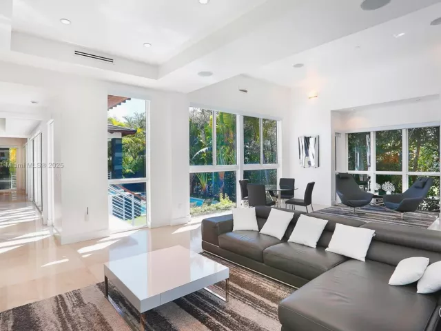 5-bedroom home for rent in Key Biscayne - 573 Warren Ln - MondialRealty