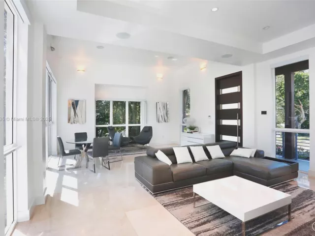 5-bedroom home for rent in Key Biscayne - 573 Warren Ln - MondialRealty