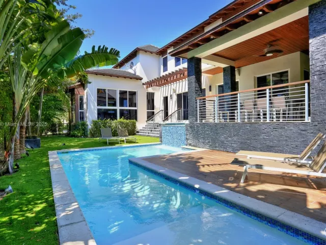 5-bedroom home for rent in Key Biscayne - 573 Warren Ln - MondialRealty