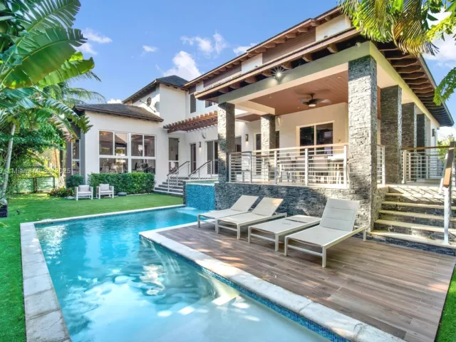5-bedroom home for rent in Key Biscayne - 573 Warren Ln - MondialRealty
