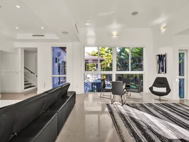 5-bedroom home for rent in Key Biscayne - 573 Warren Ln - MondialRealty