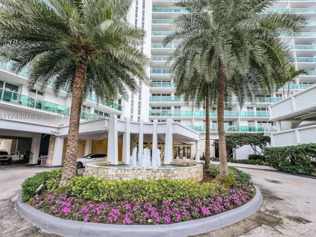 2-bedroom condo for sale in Sunny Isles Beach - 100 Bayview Dr 721 - MondialRealty