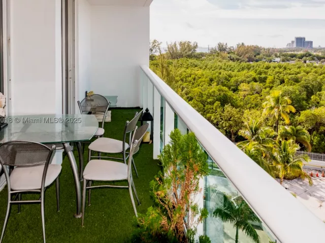2-bedroom condo for sale in Sunny Isles Beach - 100 Bayview Dr 721 - MondialRealty