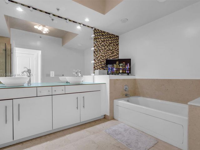 Apartment for sale  Unit #1804 - photo 5790391