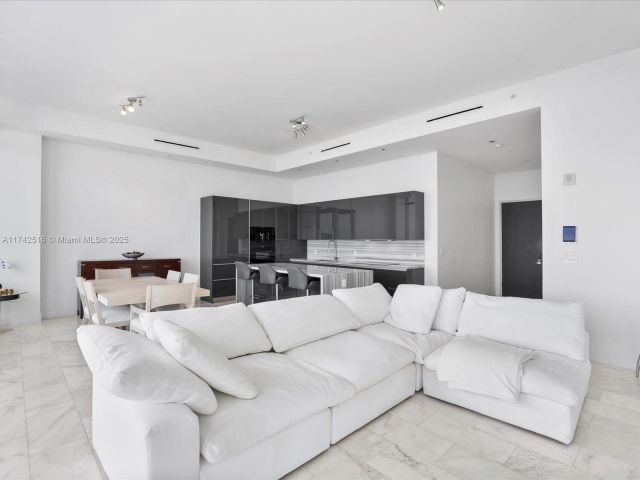 Apartment for sale  Unit #5101 - photo 5612393