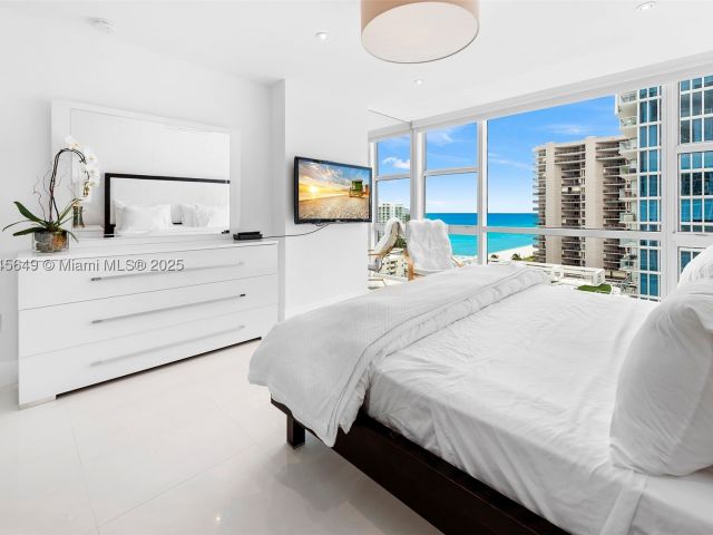 2-bedroom condo for rent in Miami Beach - 6801 Collins Ave 1206 - MondialRealty