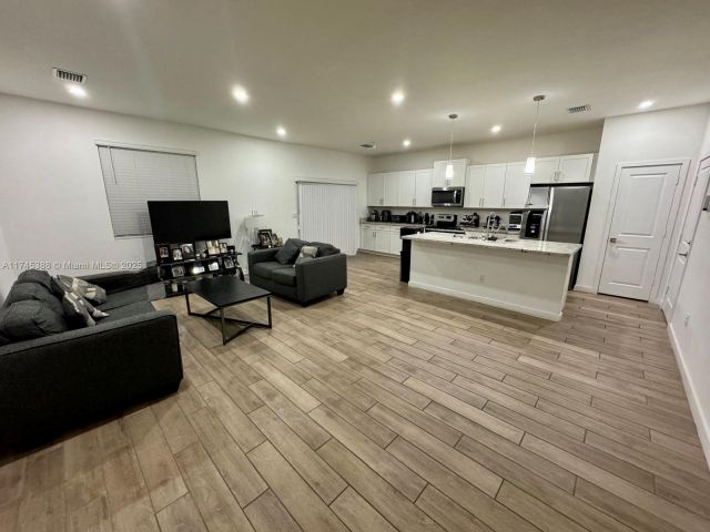 Home for rent at 848 SE 17th St 0 - photo 5841057