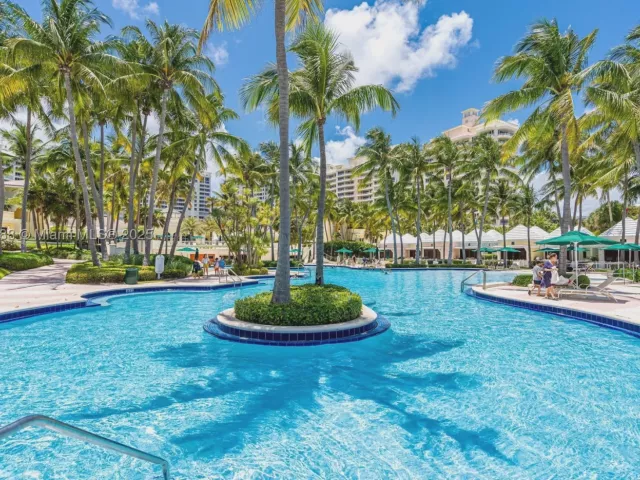 4-bedroom condo for sale in Key Biscayne - 785 Crandon Blvd 705/805 - MondialRealty