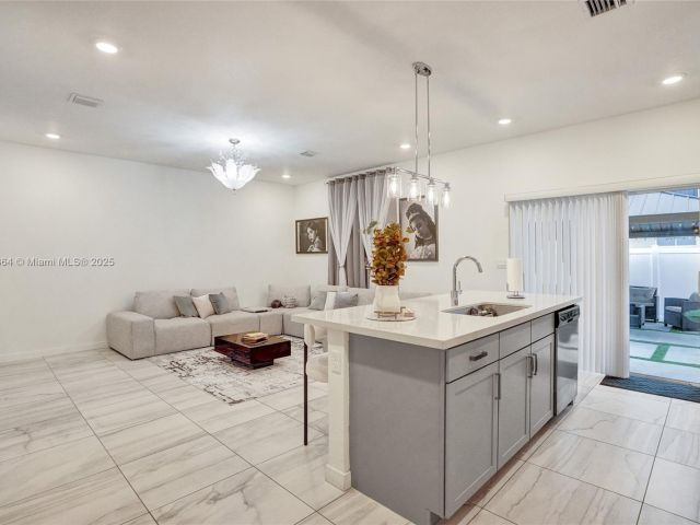 Home for sale at 838 SE 17th St - photo 5599147