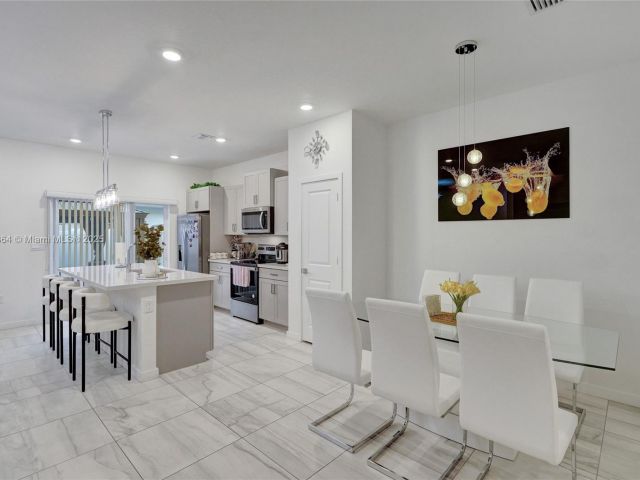 Home for sale at 838 SE 17th St - photo 5599149