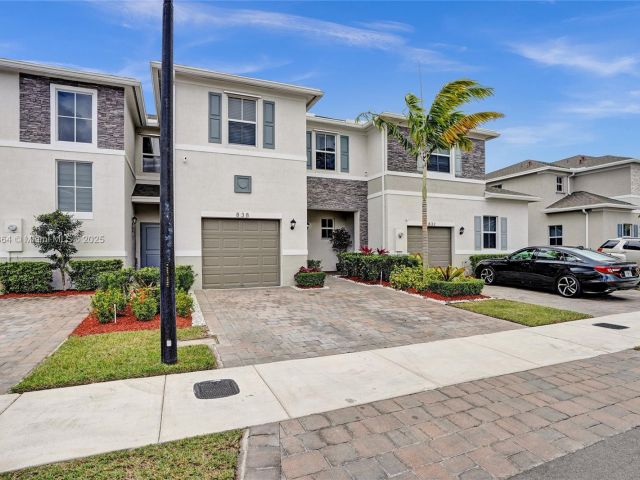 Home for sale at 838 SE 17th St - photo 5599153