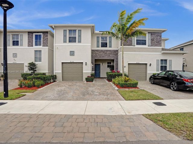 Home for sale at 838 SE 17th St - photo 5599157