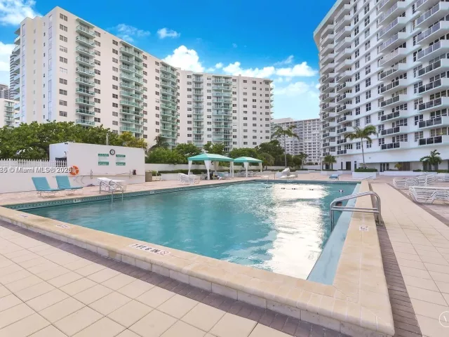 2-bedroom condo for rent in Hollywood - 3725 S Ocean Dr 1019 - MondialRealty