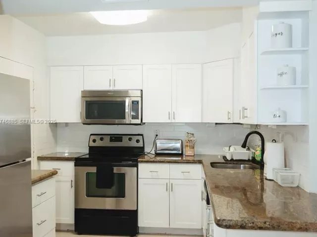 2-bedroom condo for rent in Hollywood - 3725 S Ocean Dr 1019 - MondialRealty