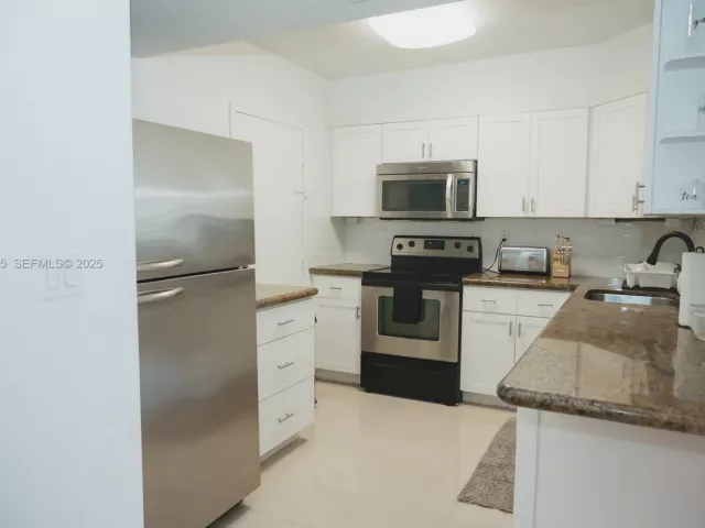 2-bedroom condo for rent in Hollywood - 3725 S Ocean Dr 1019 - MondialRealty