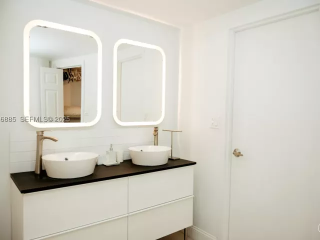 2-bedroom condo for rent in Hollywood - 3725 S Ocean Dr 1019 - MondialRealty